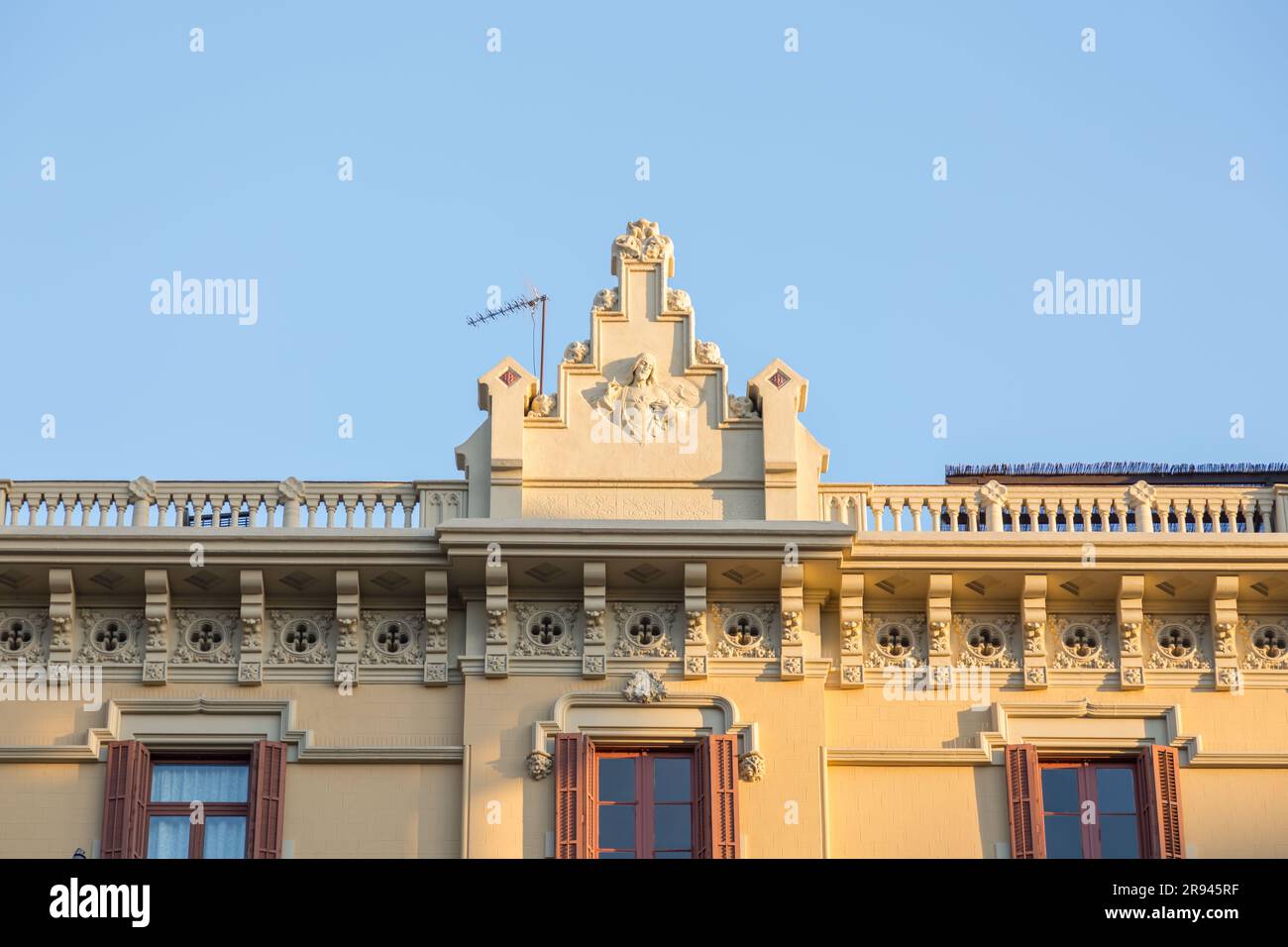 Barcelone, Espagne - 10 FÉVRIER 2022 : détail architectural des bâtiments typiques de Barcelone, Catalogne, Espagne. Banque D'Images