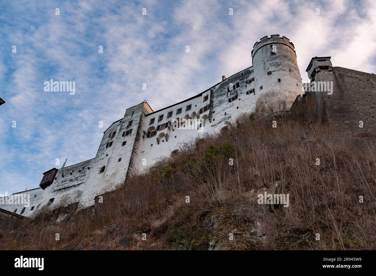 Vue sur la forteresse de Hohensalzburg ou Festung Hohensalzburg, une grande forteresse médiévale située sur une colline surplombant la ville de Salzbourg. Banque D'Images