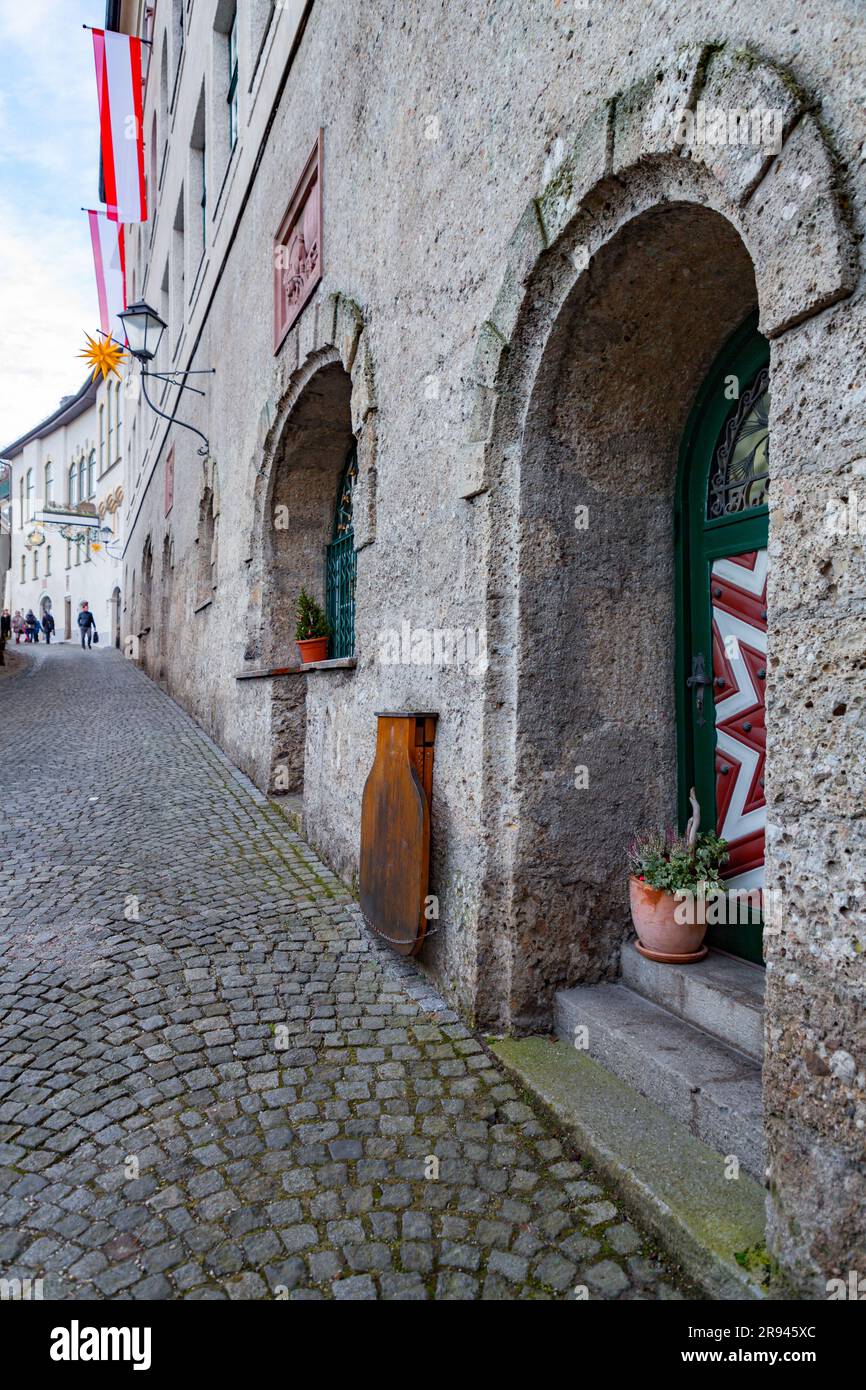Vue sur la rue et les bâtiments de la vieille ville de Salzbourg, Autriche. Banque D'Images