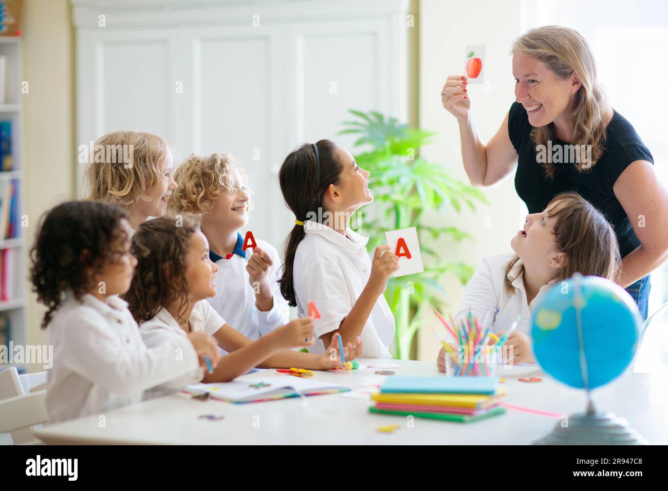 Les enfants vont à l'école. Groupe interracial d'enfants d'âge mixte en ...