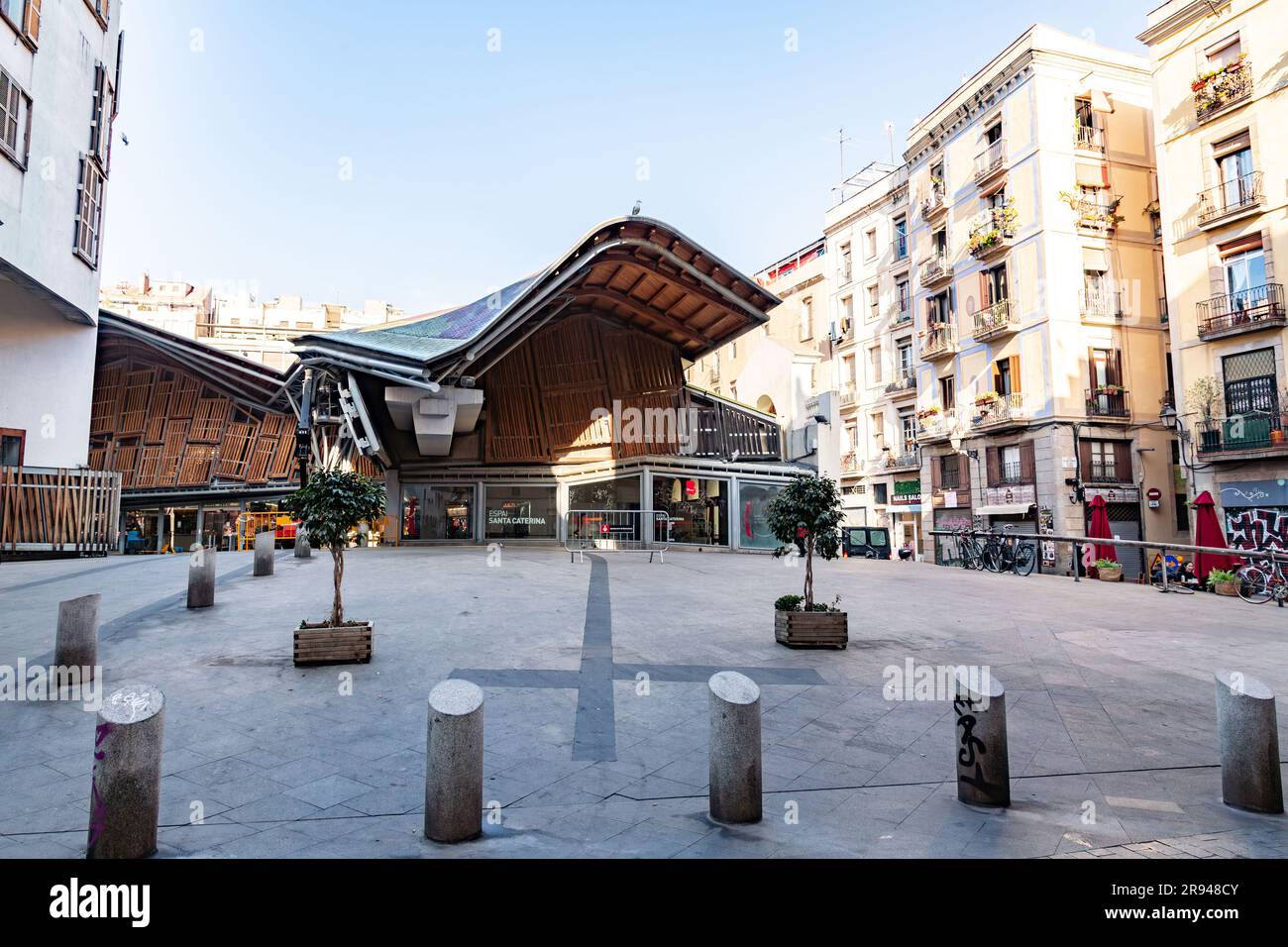 Barcelone, Espagne - 13 FÉVRIER 2022: Situé à la Ribera, le Mercat de Santa Caterina est en service depuis 1848. Rénové en 2005 par Enric Miral Banque D'Images