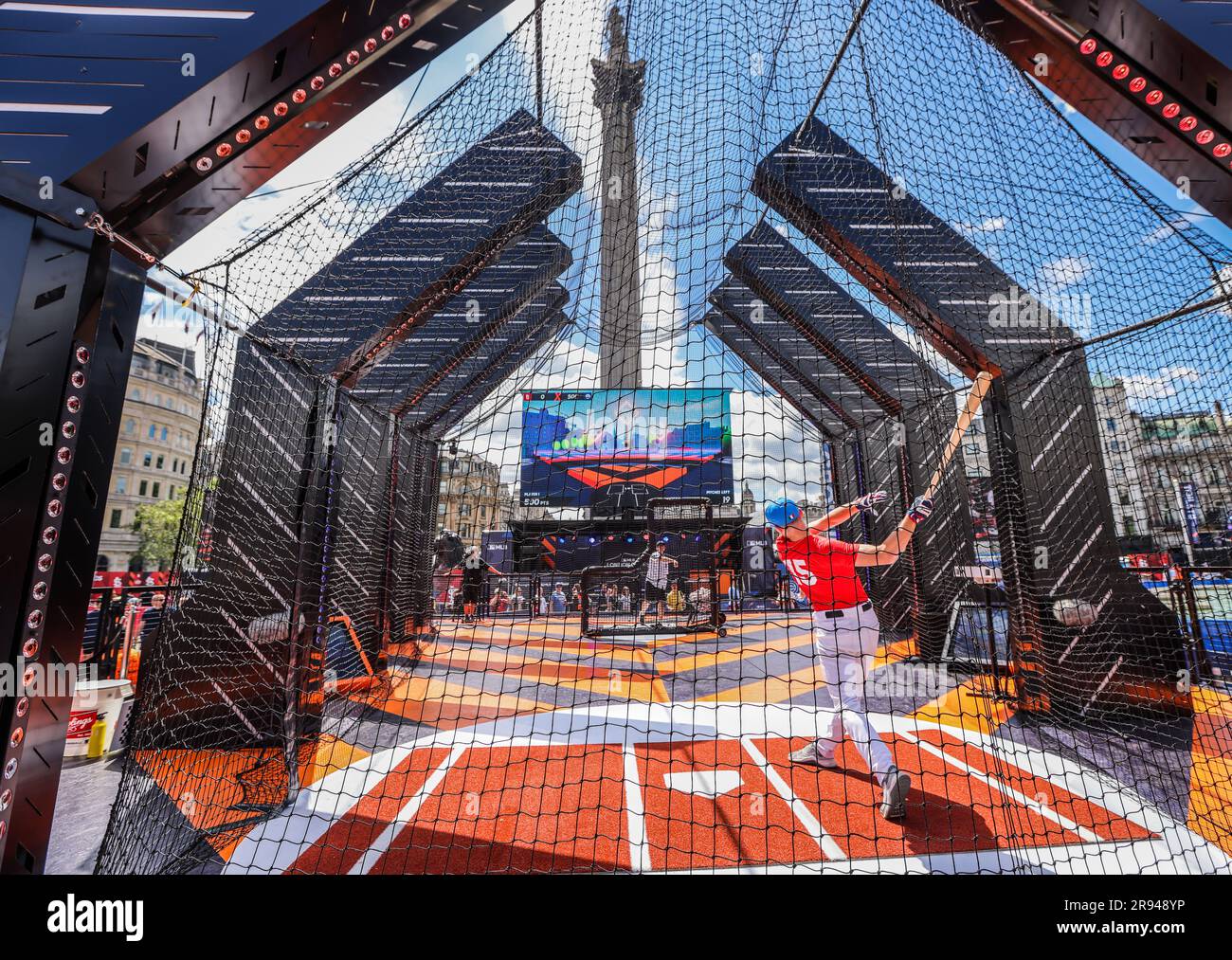 Londres, Royaume-Uni. 24th juin 2023. Baseball Come to Trafalgar Square, la pièce maîtresse du Festival de Fan est la cage X de Derby de course à domicile de MLB, où les balles de base ont été frappées par les pros.Paul Quezada-Neiman/Alamy Live News Credit: Paul Quezada-Neiman/Alamy Live News Banque D'Images