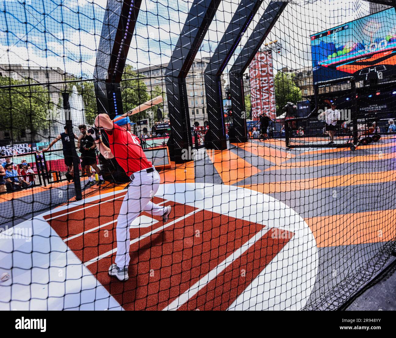Londres, Royaume-Uni. 24th juin 2023. Baseball Come to Trafalgar Square, la pièce maîtresse du Festival de Fan est la cage X de Derby de course à domicile de MLB, où les balles de base ont été frappées par les pros.Paul Quezada-Neiman/Alamy Live News Credit: Paul Quezada-Neiman/Alamy Live News Banque D'Images