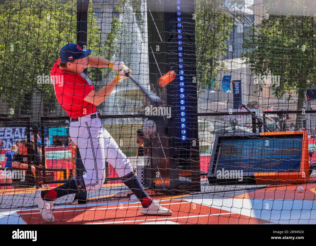 Londres, Royaume-Uni. 24th juin 2023. Baseball Come to Trafalgar Square, la pièce maîtresse du Festival de Fan est la cage X de Derby de course à domicile de MLB, où les balles de base ont été frappées par les pros.Paul Quezada-Neiman/Alamy Live News Credit: Paul Quezada-Neiman/Alamy Live News Banque D'Images