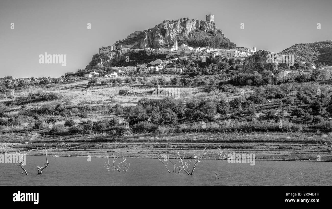 Le village blanc de Zahara de la Sierra, province de Cadix, Andalousie, Espagne avec le réservoir de Zahara-El Gastor en face. Vestiges de la caste mauresque Banque D'Images