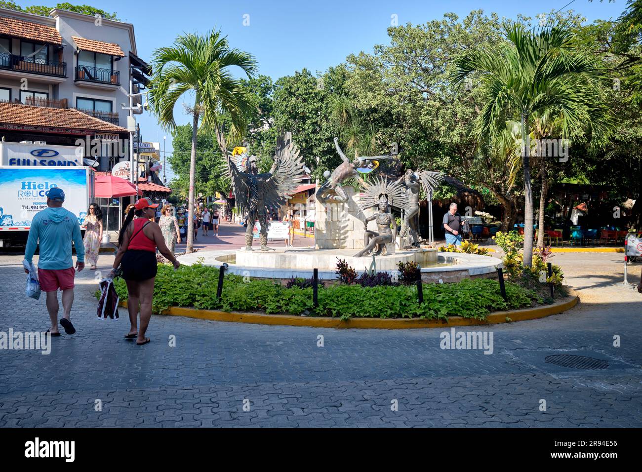 Sculpture publique avec personnages mayas sur l'Avenida Quinta Playa del Carmen Yucatan Mexico Banque D'Images
