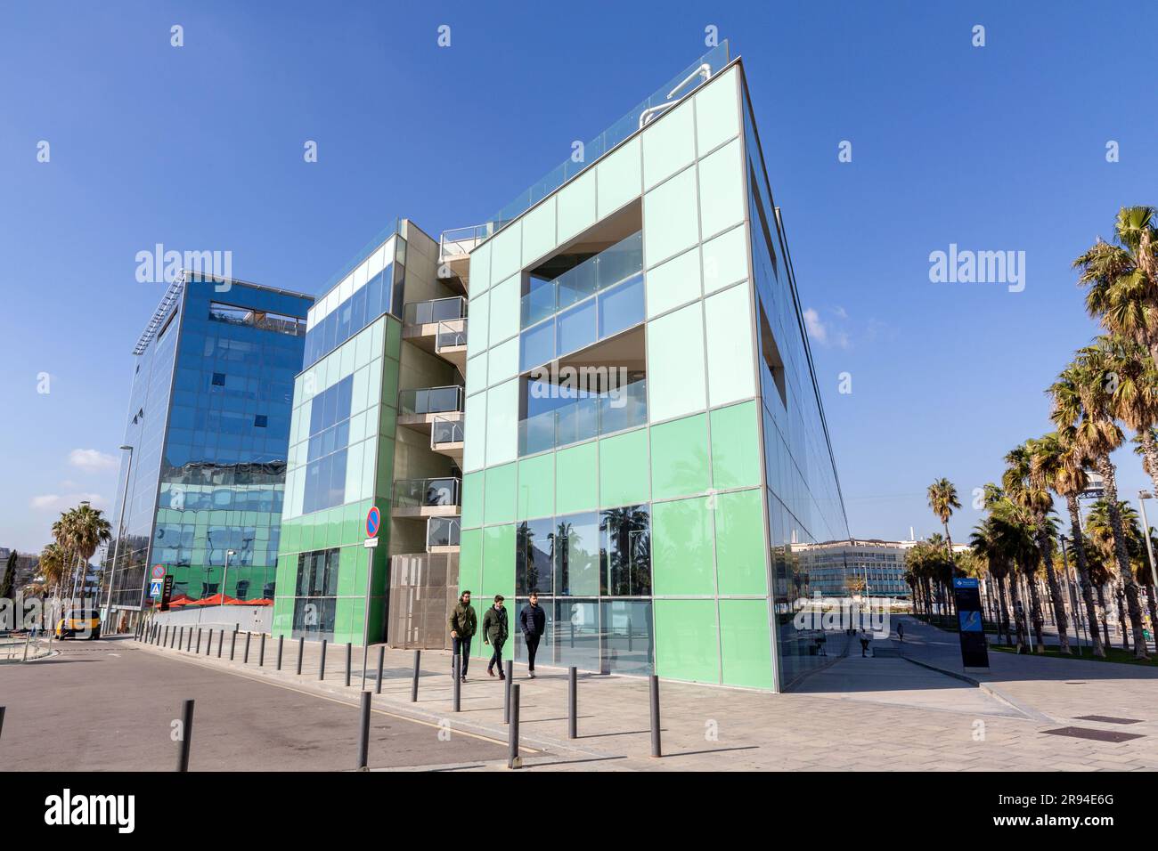 Barcelone, Espagne - 10 FÉVRIER 2022 : le siège de Desigual sur Passeig del Mare Nostrum. La société a été fondée par Thomas Meyer en 1984, et est chef Banque D'Images