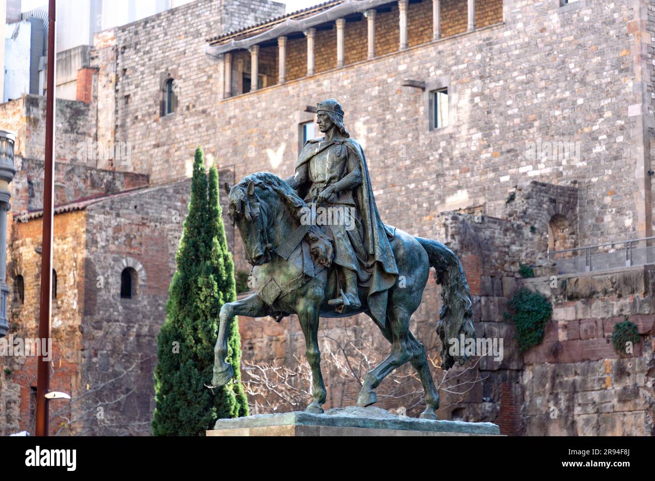 Barcelone, Espagne - 10 FÉVRIER 2022 : statue de Ramon Berenguer III sculptée par Frédéric Maras et incrustée en 1950 à Placa Ramon Berenguer el Gran. Banque D'Images