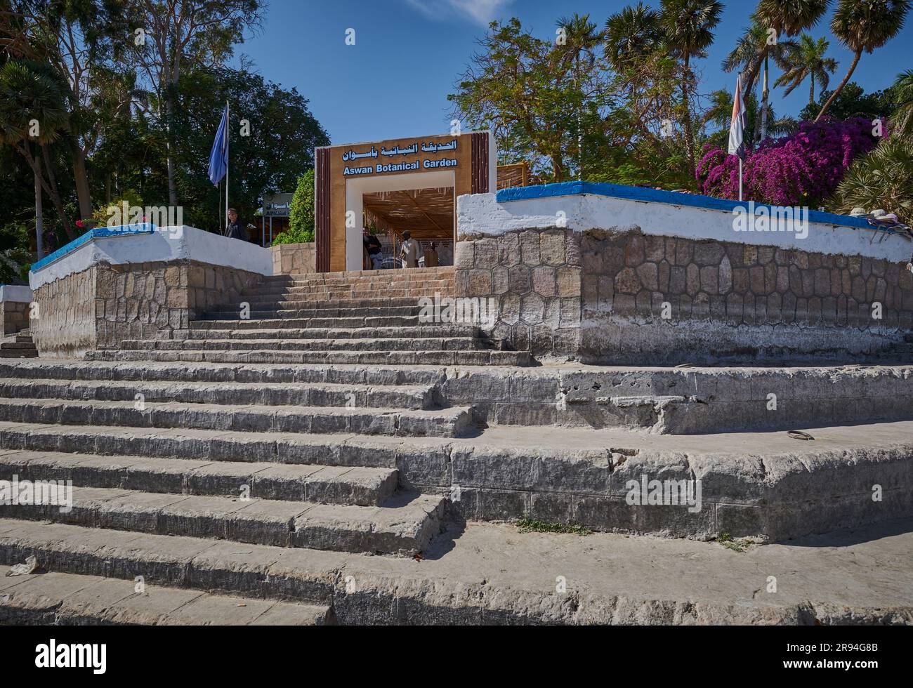 Fleuve du Nil à Assouan, Égypte photo de l'après-midi montrant des felouques et des bateaux dans le fleuve devant l'entrée du jardin botanique d'Assouan Banque D'Images