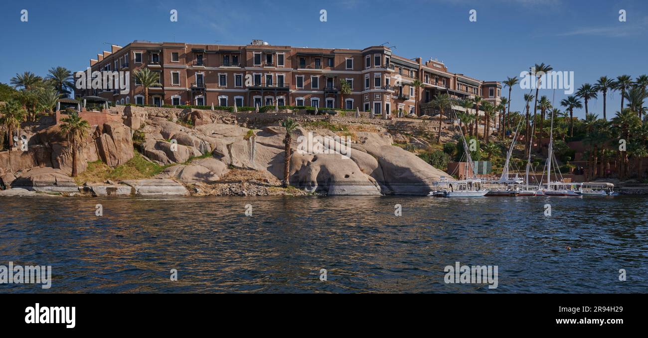Fleuve du Nil à Assouan, en Égypte, photo de l'après-midi montrant des felouques et des bateaux dans le fleuve avec le Sofitel Legend Old Cataract Assouan Banque D'Images