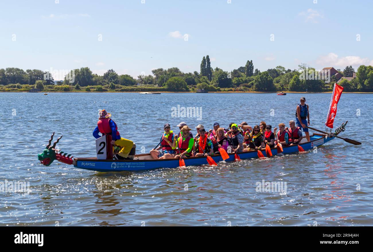 Poole, Dorset, Royaume-Uni. 24 juin 2023. Les foules viennent soutenir la course de bateaux-dragons de Poole, course de bateaux-dragons de Poole, sur le lac de plaisance à Poole Park par une chaude journée ensoleillée. Crédit : Carolyn Jenkins/Alamy Live News Banque D'Images