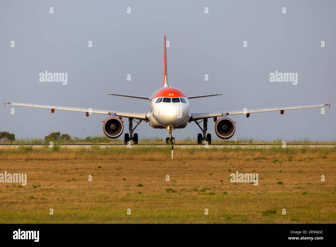 EasyJet Airline Airbus A319-111 (REG: G-EZDV) s'alignant sur la piste 31 pour le décollage. Banque D'Images