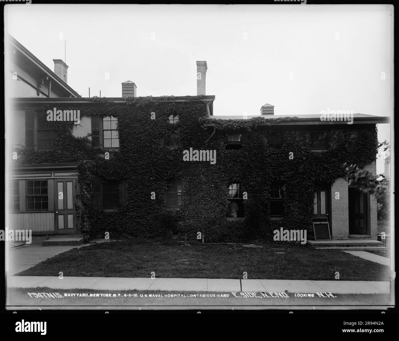 ÉTATS-UNIS Hôpital naval quartier contigu, côté est, extrémité nord, vue nord-ouest. Négatifs en plaques de verre de la construction et de la réparation de bâtiments, d'installations et de navires au New York Navy Yard. Banque D'Images