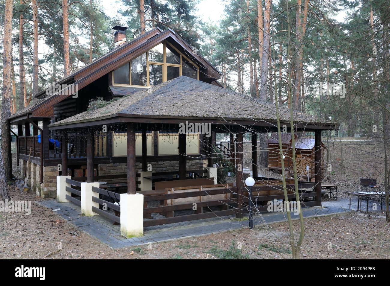 Vue sur la maison en bois en forêt au printemps Banque D'Images