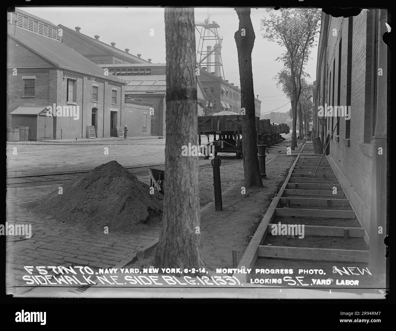 Progrès mensuel photo, Nouveau trottoir, côté nord-est, Bâtiment 12 (33), vue sud-est, Main-d'œuvre en cour. Négatifs en plaques de verre de la construction et de la réparation de bâtiments, d'installations et de navires au New York Navy Yard. Banque D'Images