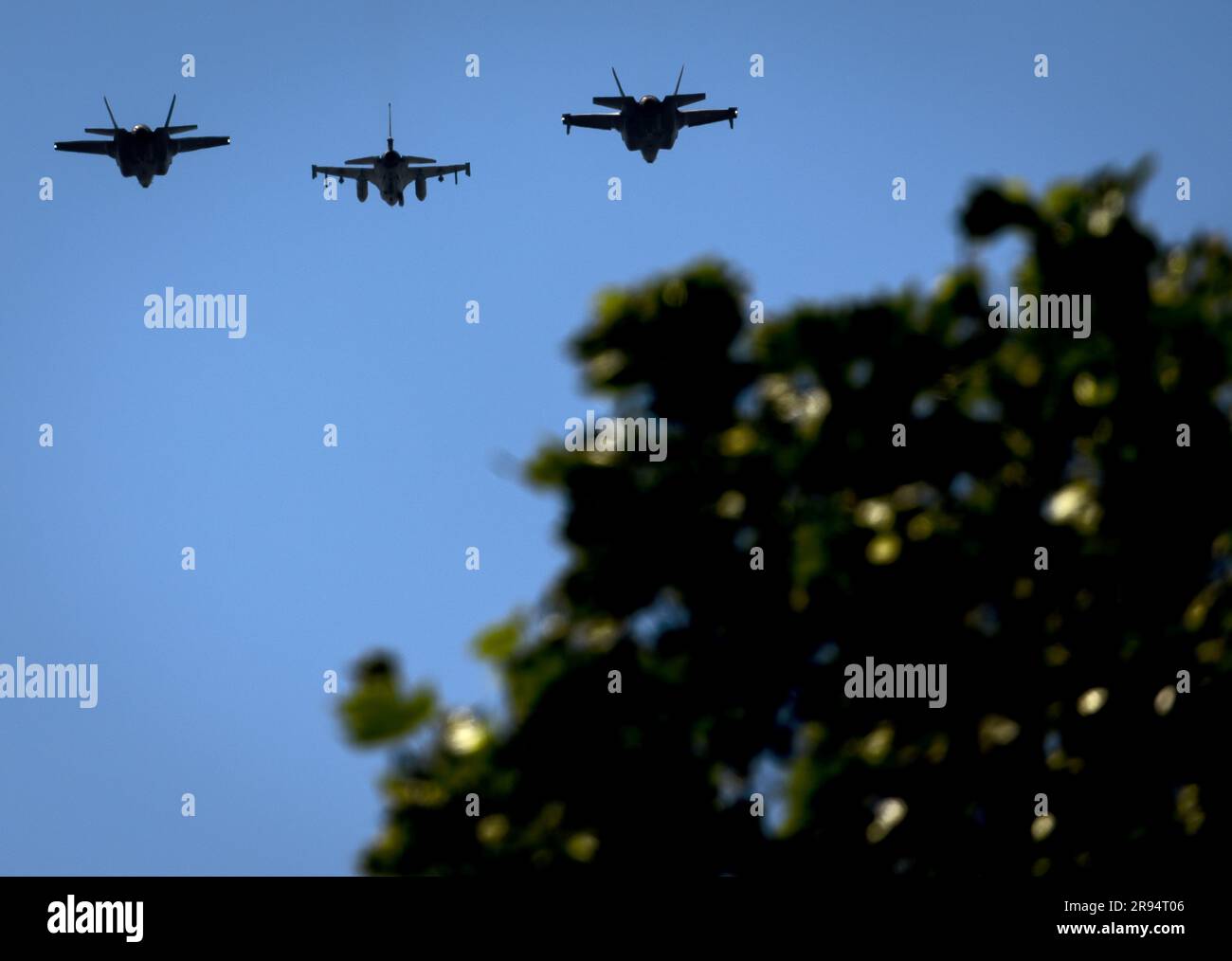 LA HAYE - Un survol-passé pendant le defile au Kneuterdijk. Cet hommage rend hommage à plus de 100 000 anciens combattants néerlandais qui ont travaillé pour la paix depuis la Seconde Guerre mondiale. ANP KOEN VAN WEEL pays-bas hors - belgique hors Banque D'Images