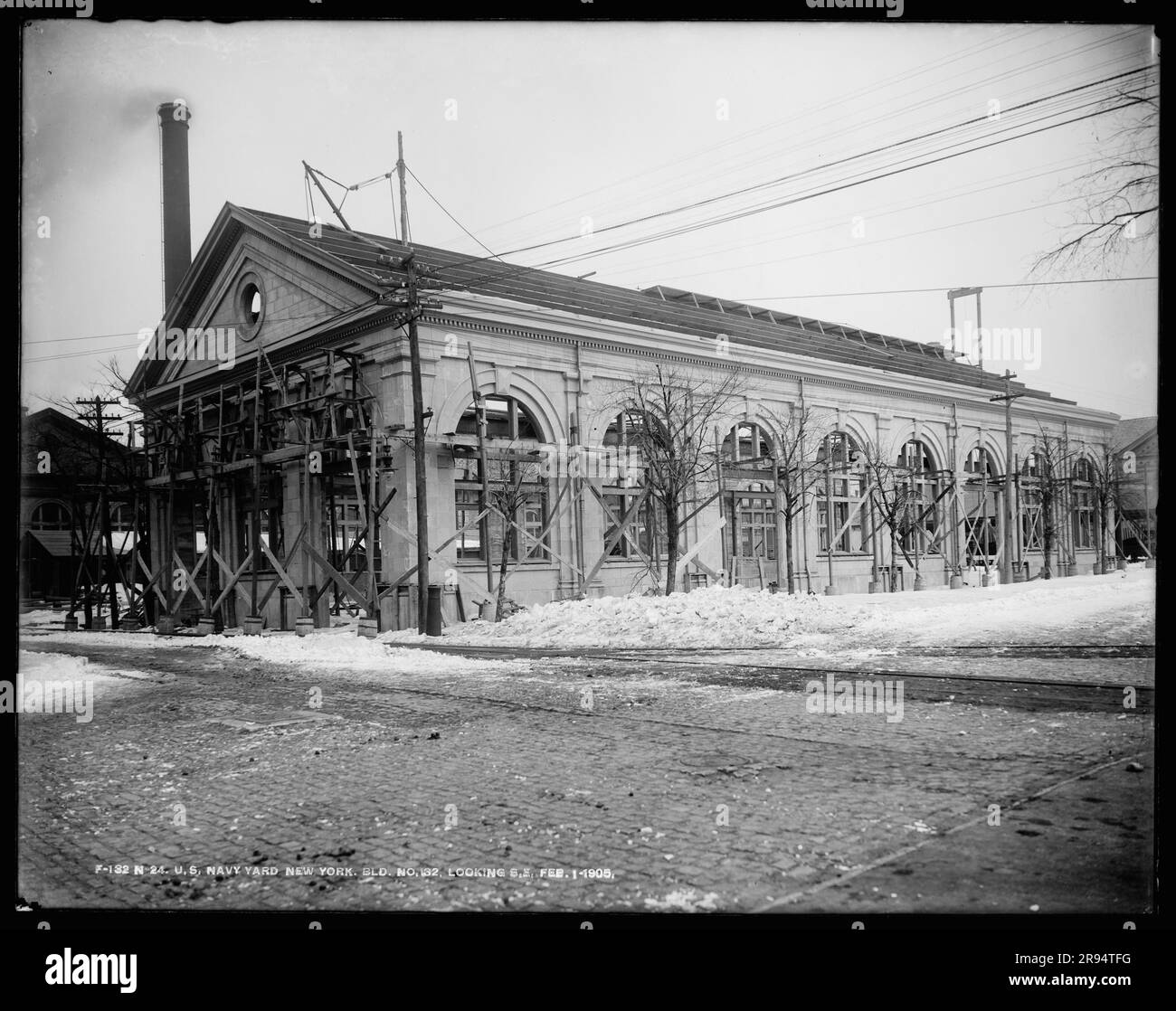 Bâtiment numéro 132, vue sud-est. Négatifs en plaques de verre de la construction et de la réparation de bâtiments, d'installations et de navires au New York Navy Yard. Banque D'Images