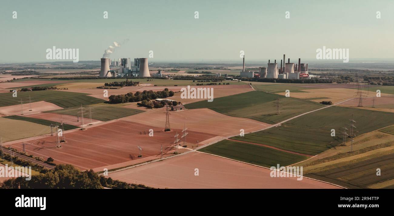 Vue aérienne des fiels de l'agriculture avec les centrales électriques au charbon Niederaussem et Neurath en arrière-plan Banque D'Images