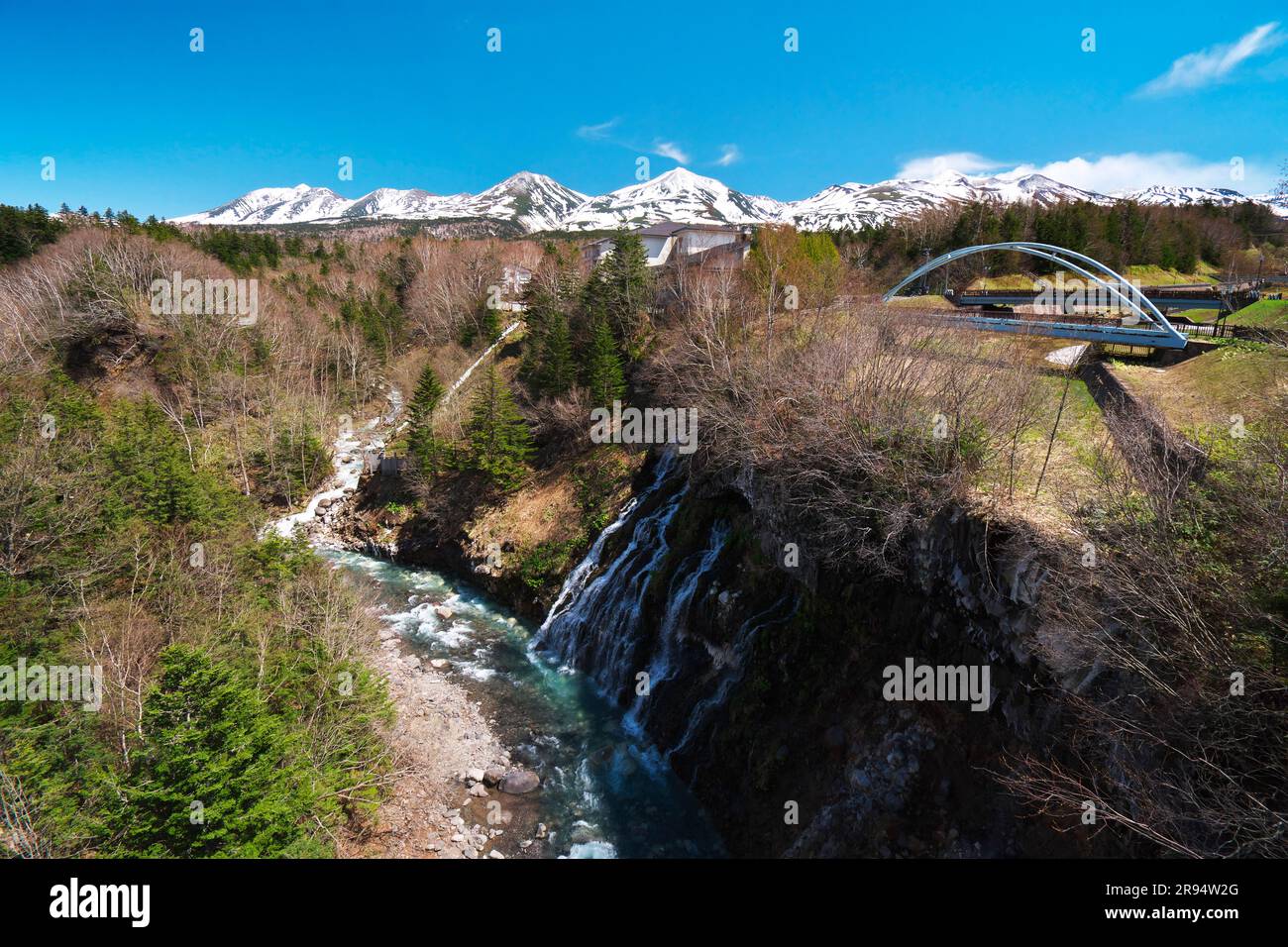 Les chutes d'eau de Shirahige et la chaîne de montagnes de Tokachi Banque D'Images