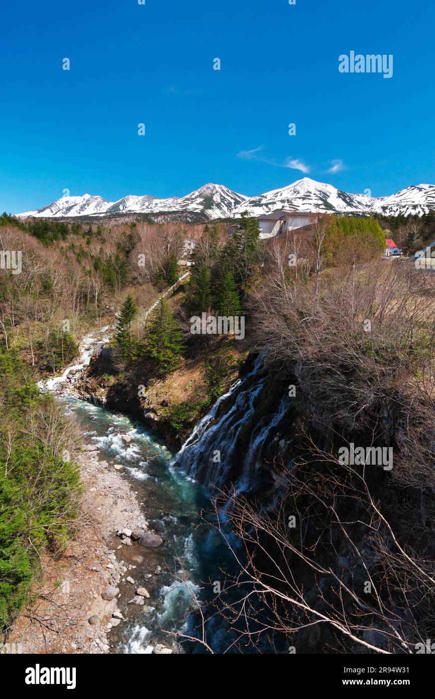 Les chutes d'eau de Shirahige et la chaîne de montagnes de Tokachi Banque D'Images