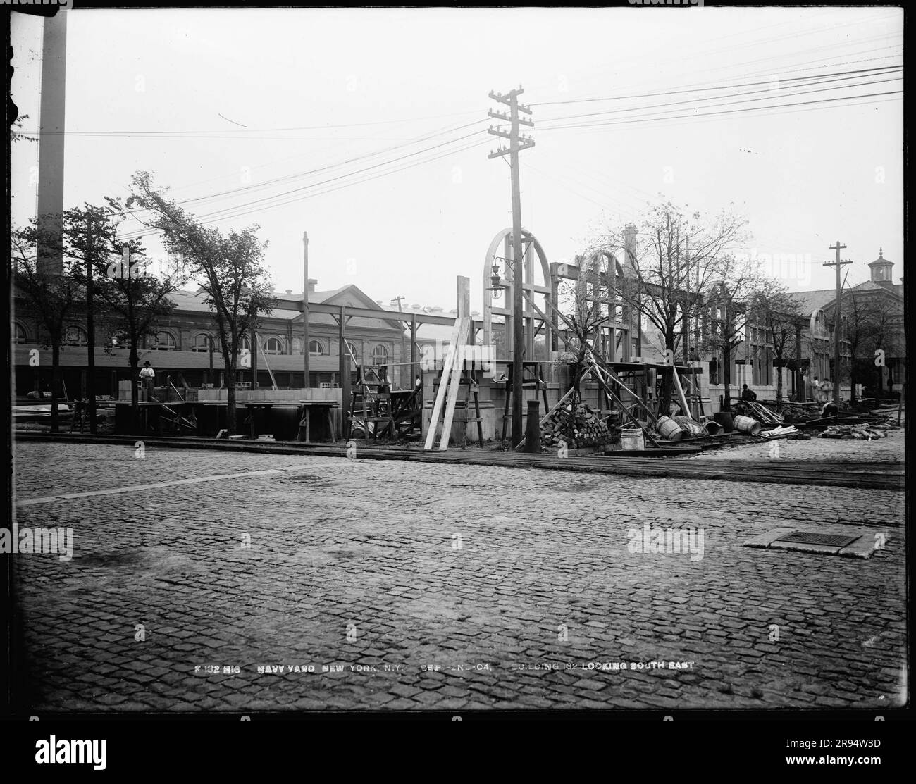 Bâtiment numéro 132, vue sud-est. Négatifs en plaques de verre de la construction et de la réparation de bâtiments, d'installations et de navires au New York Navy Yard. Banque D'Images