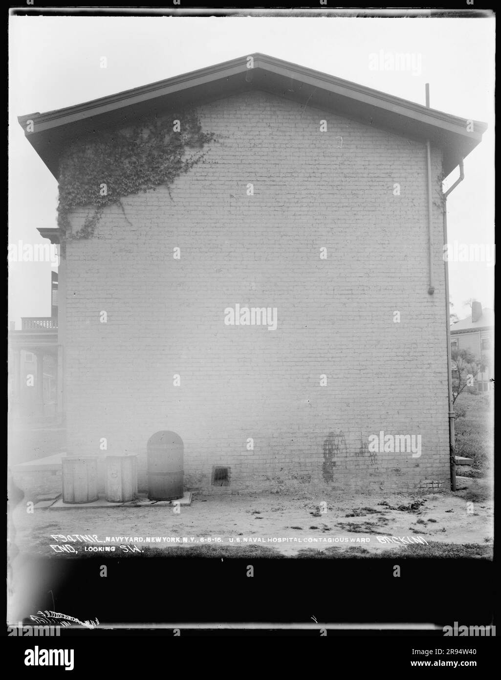 Hôpital naval, quartier contagieux, arrière (Nord) fin, vue sud-ouest. Négatifs en plaques de verre de la construction et de la réparation de bâtiments, d'installations et de navires au New York Navy Yard. Banque D'Images