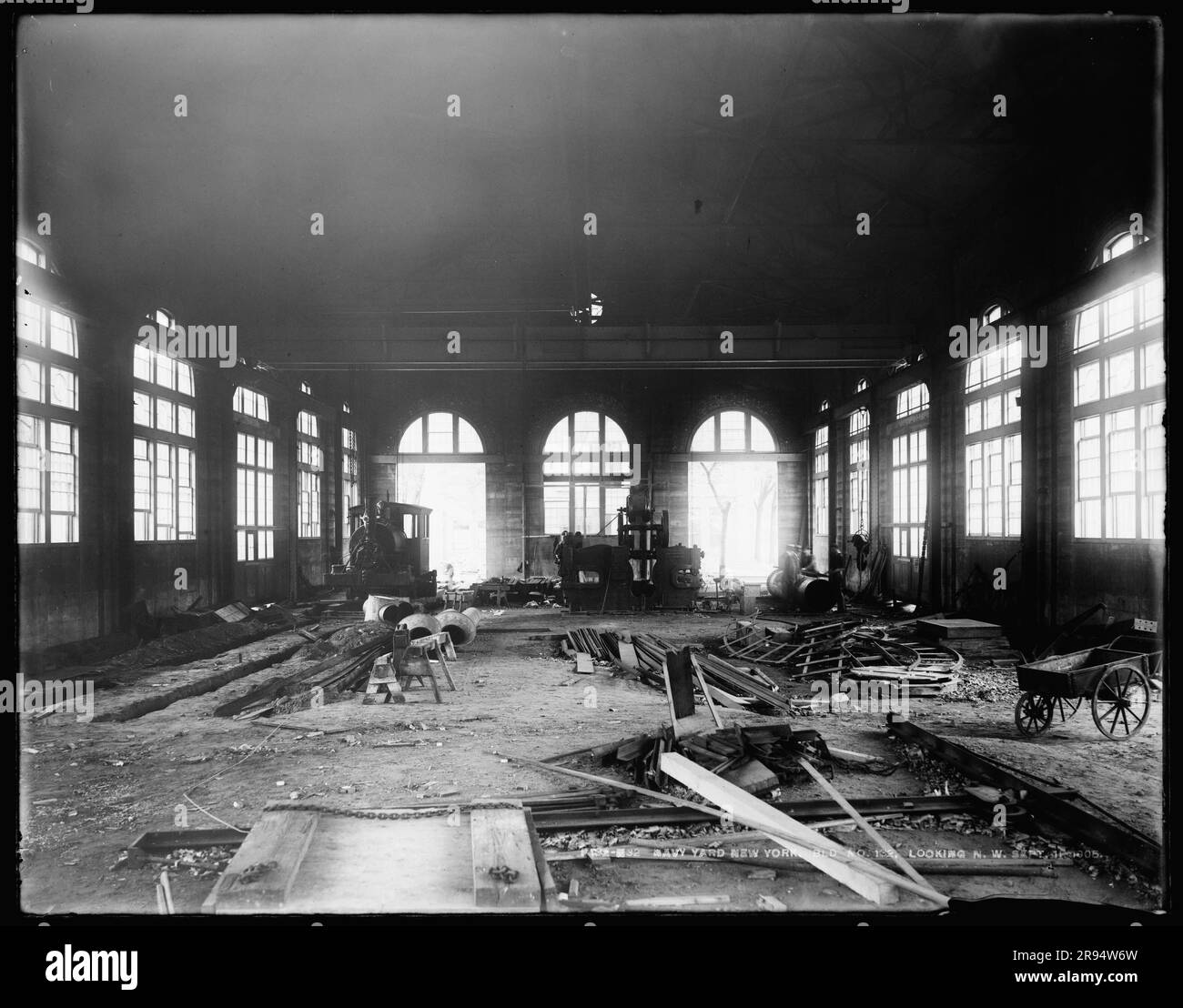 Bâtiment numéro 132, vue nord-est. Négatifs en plaques de verre de la construction et de la réparation de bâtiments, d'installations et de navires au New York Navy Yard. Banque D'Images