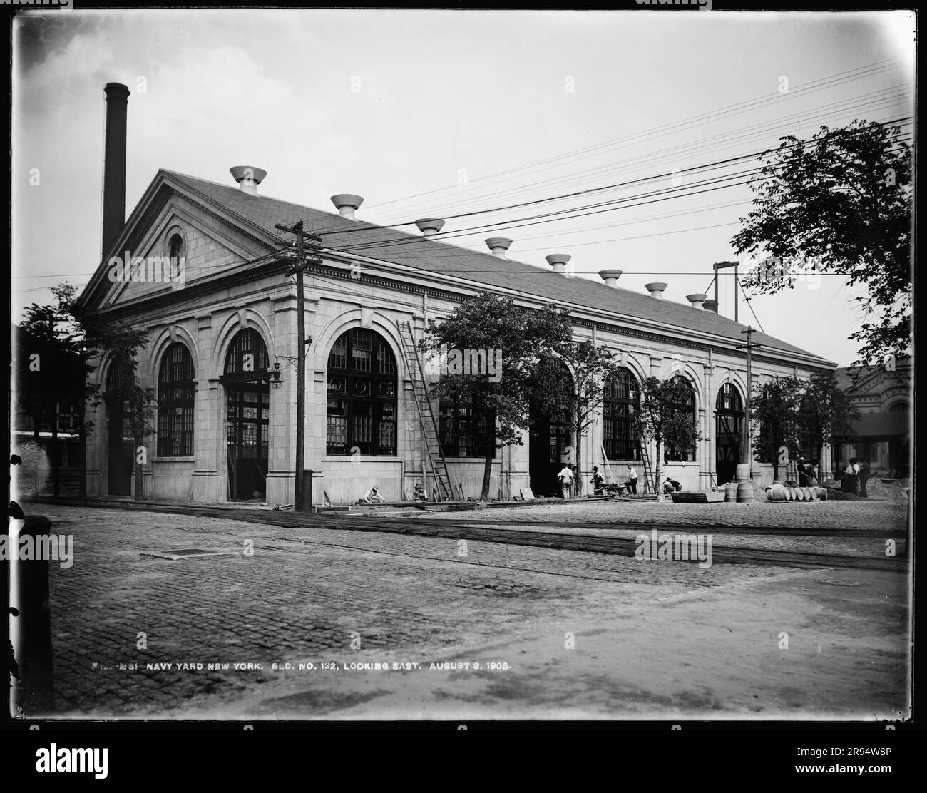 Bâtiment numéro 132, vers l'est. Négatifs en plaques de verre de la construction et de la réparation de bâtiments, d'installations et de navires au New York Navy Yard. Banque D'Images