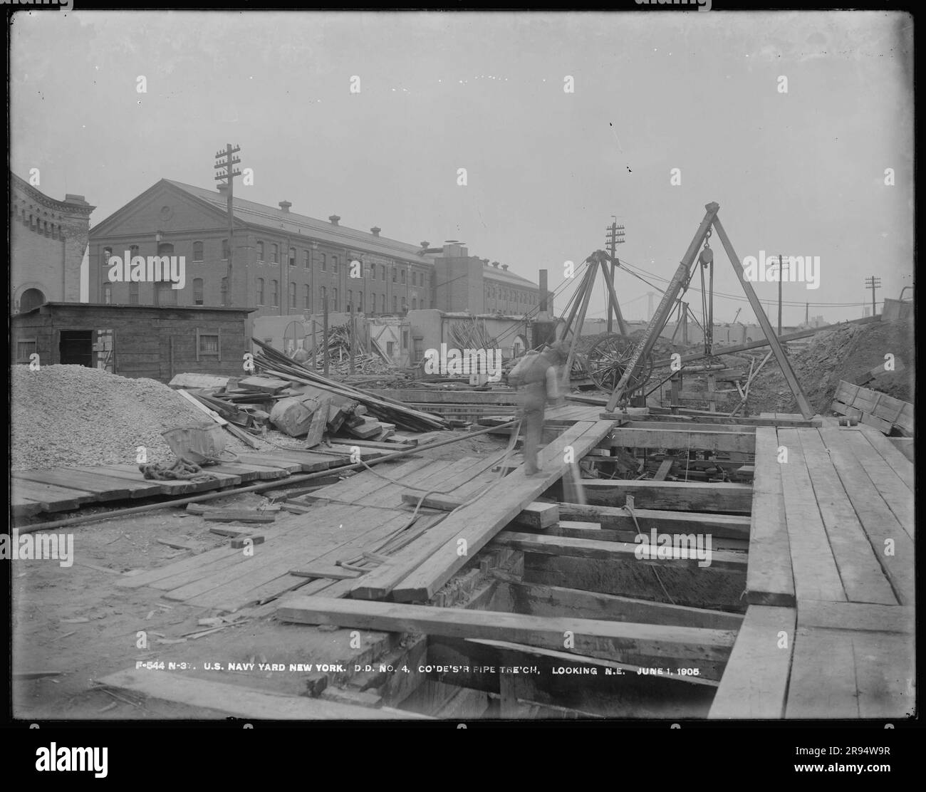 Dry Dock numéro 4, tranchée de tuyaux Co's'R, à la recherche du nord-est. Négatifs en plaques de verre de la construction et de la réparation de bâtiments, d'installations et de navires au New York Navy Yard. Banque D'Images