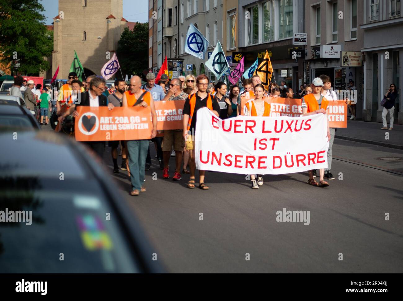 Munich, Allemagne. 21st juin 2023. Sur 21 juin 2023, environ 70 activistes de la dernière génération se sont joints à une lente marche à Munich, en Allemagne. La dernière génération exige une limite de vitesse de 100 km/h sur les autoroutes, l'introduction d'un billet de neuf euros et d'un conseil de la société sur le climat. (Photo par Alexander Pohl/Sipa USA) crédit: SIPA USA/Alay Live News Banque D'Images