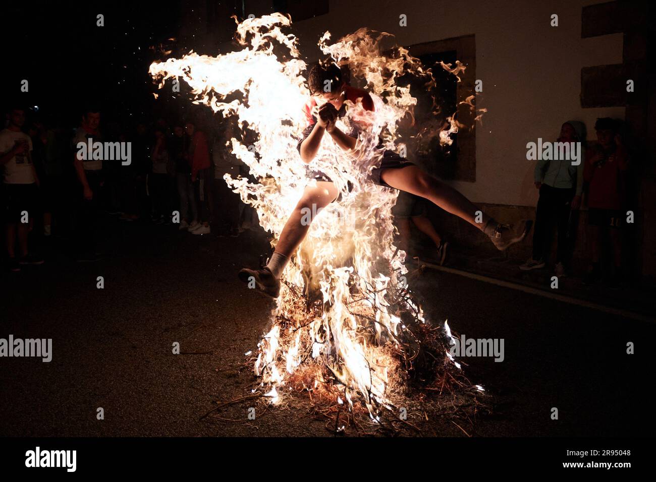 Burguete Auritz, Espagne. 24th juin 2023. Une personne a vu sauter au-dessus des feux de joie de Burguete en célébration de la nuit de San Juan, la nuit la plus courte de l'année. Dans la ville de Burguete, une ville des Pyrénées navarreses, ils préparent les feux de joie de San Juan en célébration de leur saint patron, célébrant ainsi la nuit la plus courte et la plus magique de l'année. Crédit : SOPA Images Limited/Alamy Live News Banque D'Images