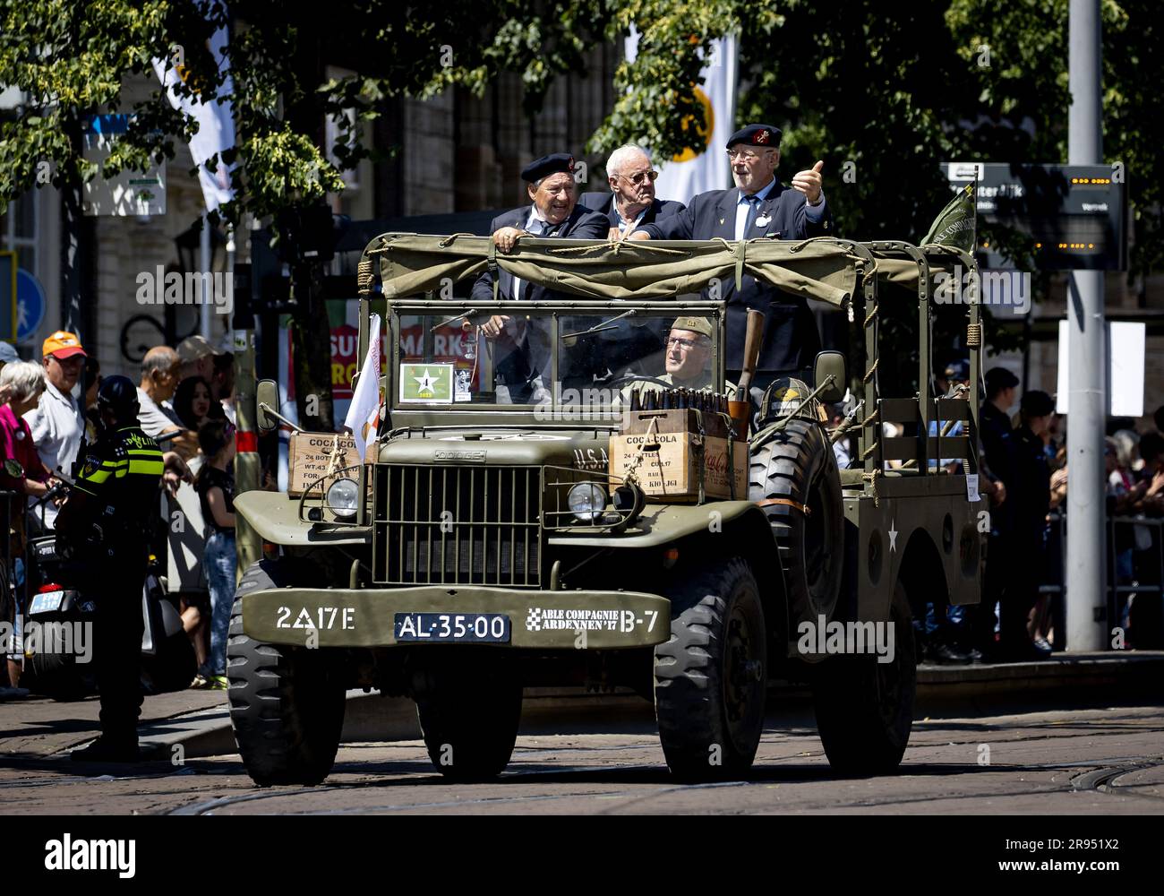 LA HAYE - anciens combattants au cours de la défigue avec un vol-passé au Kneuterdijk. Cet hommage rend hommage à plus de 100 000 anciens combattants néerlandais qui ont travaillé pour la paix depuis la Seconde Guerre mondiale. ANP KOEN VAN WEEL pays-bas hors - belgique hors Banque D'Images