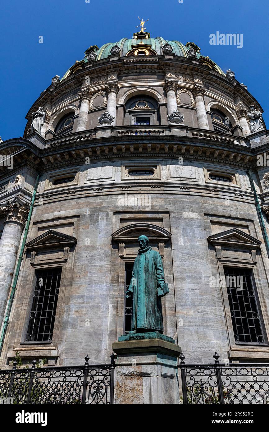 OPENHAGEN: Statue du missionnaire, Ansgar, à l'église historique Marbel (Danois: Marmorkirken) vue sur 4 juin 2023 à Copenhague, Danemark. Ansga Banque D'Images