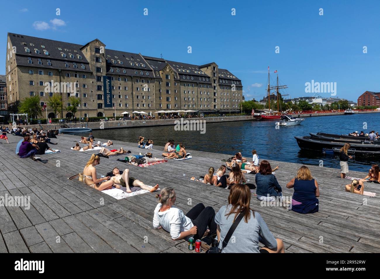 COPENHAGUE : le front de mer de la Manche de Copenhague, à côté du Palais Royal, où les gens profitent du soleil. Le bâtiment en arrière-plan est Copen Banque D'Images