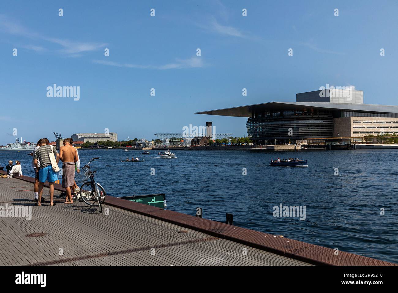 COPENHAGUE: L'Opéra Royal - Operaen - vu de la plage d'Ophelia, avec un bateau touristique qui passe à 4 juin 2023 à Copenhague, Danemark. Opéra Banque D'Images