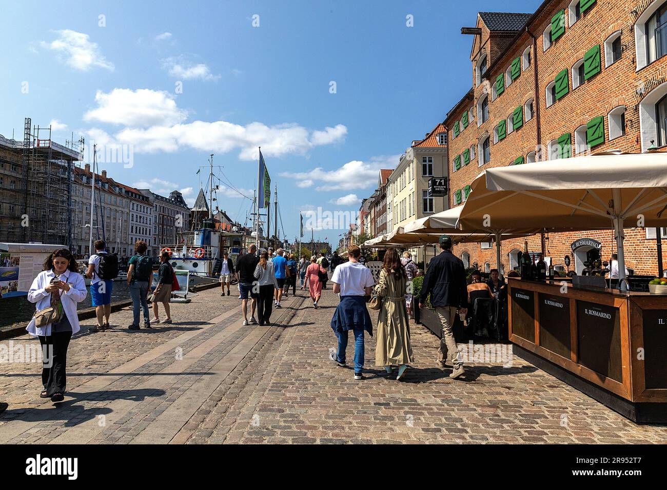 COPENHAGUE: La zone touristique populaire, le quai de Nyhavn, vu sur 4 juin 2023 à Copenhague, Danemark. L'hôtel Nyhavn 71 se trouve à droite Banque D'Images