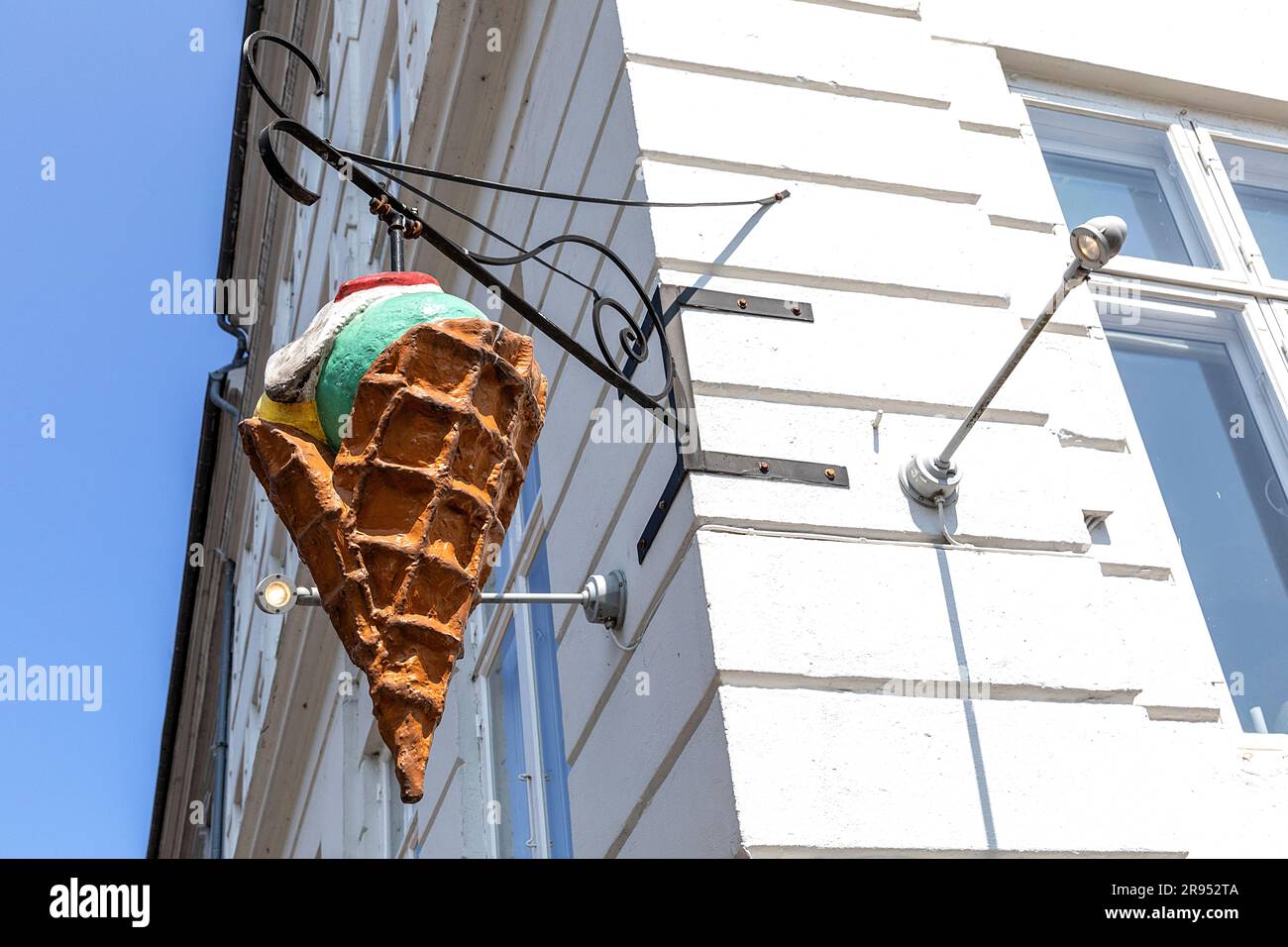 COPENHAGUE: Un panneau de cône de glace vu dans le quartier touristique et des restaurants de Nyhavn sur 4 juin 2023 à Copenhague, Danemark. Banque D'Images