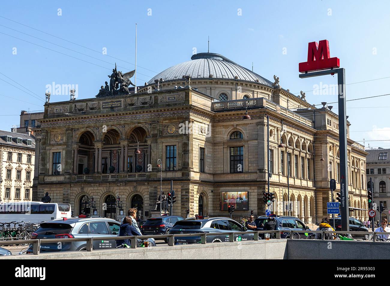 COPENHAGUE: Le Théâtre royal de 1748 sur la nouvelle place du roi (Danois: Kongens Nytorv’) à côté de Nyhavn vu sur 4 juin 2023 à Copenhague, Danemark. Banque D'Images