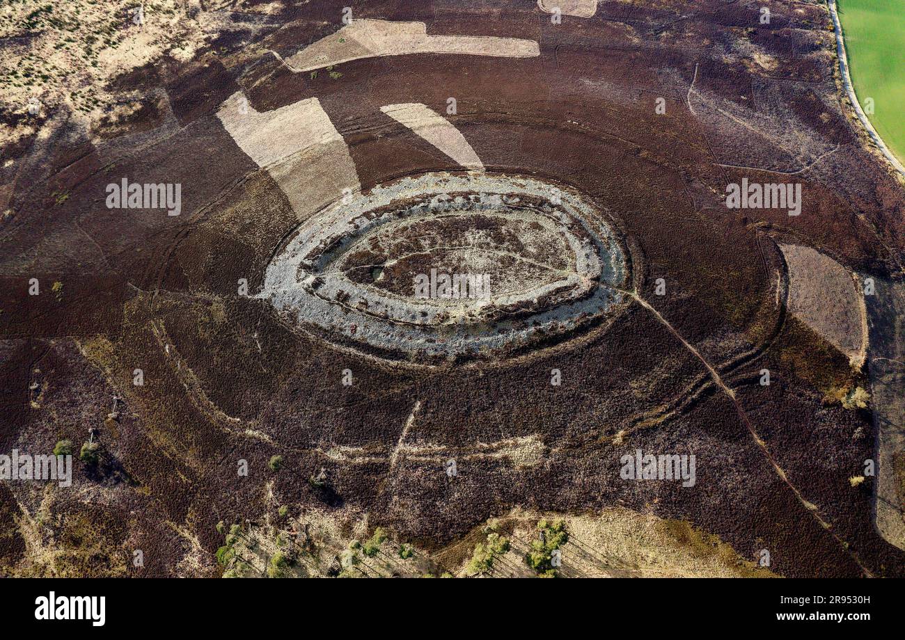 Blanc Caterthun. Mur de pierre sèche vitrifiée colline préhistorique peut-être Pictush sur le site d'occupation du Bronze ou de l'âge du fer. Antenne. N. à 2 heures Banque D'Images