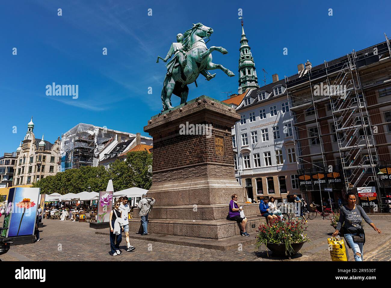 COPENHAGUE: La statue équestre avec l'évêque guerrier médiéval ancien, Absalon, sur la place Højbro vue sur 4 juin 2023 à Copenhague, Danemark. Absal Banque D'Images
