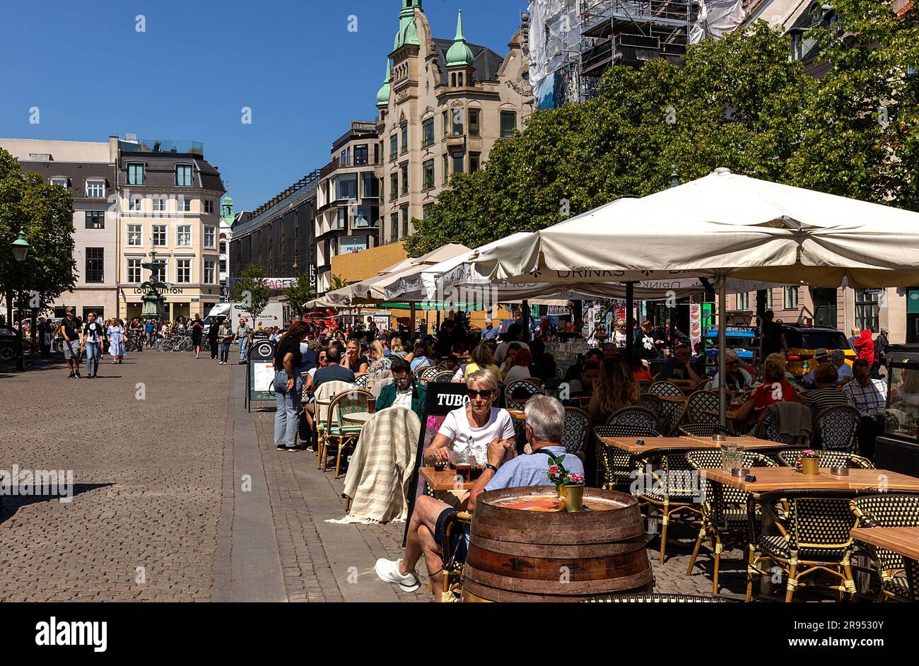 COPENHAGUE: Restaurants en plein air sur la place Højbro, à côté du Parlement et des rues piétonnes vues sur 4 juin 2023 à Copenhague, Danemark. Banque D'Images