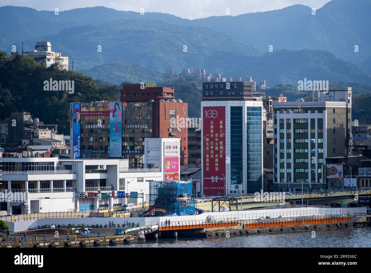 Keelung, Taïwan -- 14 mars 2023. Une image de la ville portuaire de Keelung, Taiwan prise avec un objectif de 200 mm. Banque D'Images
