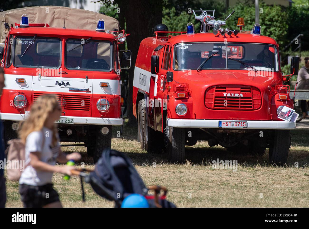 24 juin 2023, Mecklembourg-Poméranie occidentale, Stralsund : un Tatra de 1976 de GDR Times est dans le défilé historique de véhicules pour l'anniversaire du service professionnel d'incendie Stralsund. À l'occasion de l'anniversaire de 140th, des véhicules historiques du service des incendies et d'autres services de secours sont présentés lors de la journée portes ouvertes. Sur 01 février 1883, l'ère du service d'incendie professionnel de Stralsund a commencé dans la ville hanséatique de Stralsund. Cette journée est la date officielle de la fondation, afin que cette année l'anniversaire de 140th puisse être célébré. Le service d'incendie bénévole et le Fi jeunesse Banque D'Images