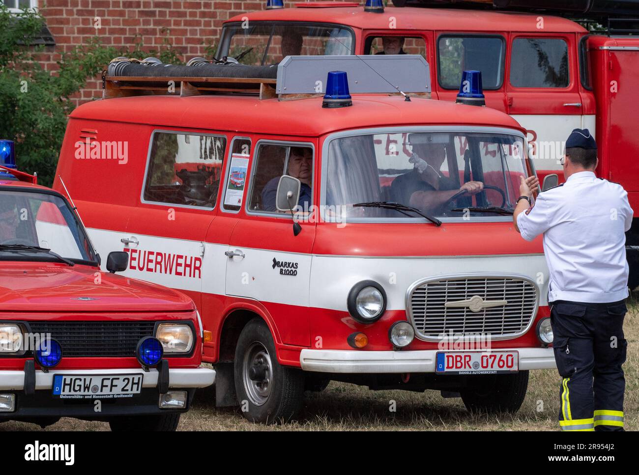 24 juin 2023, Mecklembourg-Poméranie occidentale, Stralsund : un petit pompier Parkas B1000 du VEB Barkas-Werke Karl-Max-Stadt (aujourd'hui Chemnitz) se déplace dans le défilé de véhicules historiques pour l'anniversaire du service d'incendie de Stralsund. À l'occasion de l'anniversaire de 140th, des véhicules historiques du service des incendies et d'autres services de secours sont présentés lors de la journée portes ouvertes. Sur 01 février 1883, l'ère du service d'incendie professionnel de Stralsund a commencé dans la ville hanséatique de Stralsund. Cette journée est la date officielle de la fondation, afin que cette année l'anniversaire de 140th puisse être célébré. TH Banque D'Images
