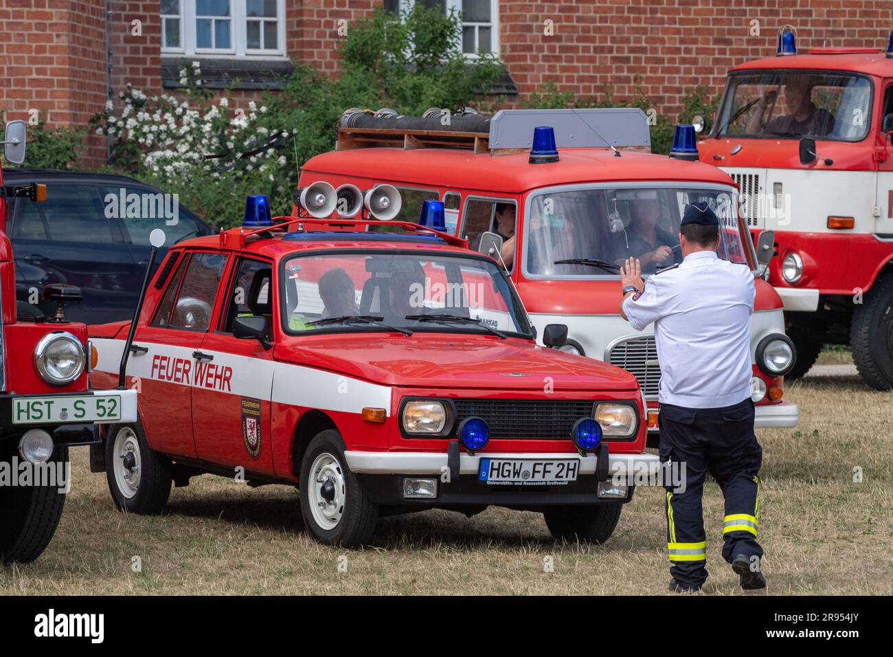 24 juin 2023, Mecklembourg-Poméranie occidentale, Stralsund: Un Wartburg de GDR Times conduit dans le défilé historique de véhicules pour l'anniversaire du service professionnel d'incendie Stralsund. À l'occasion de l'anniversaire de 140th, des véhicules historiques du service des incendies et d'autres services de secours sont présentés lors de la journée portes ouvertes. Sur 01 février 1883, l'ère du service d'incendie professionnel de Stralsund a commencé dans la ville hanséatique de Stralsund. Cette journée est la date officielle de la fondation, afin que cette année l'anniversaire de 140th puisse être célébré. Le service d'incendie bénévole et le feu des jeunes Banque D'Images