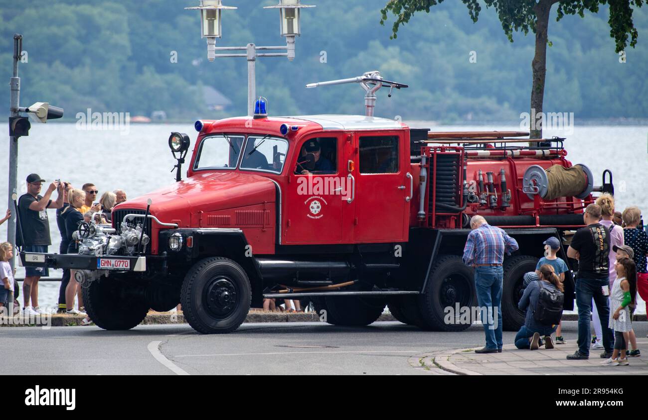 24 juin 2023, Mecklembourg-Poméranie occidentale, Stralsund : camion-citerne du fabricant VEB Feuerlöschgerätewerk Jöhrstadt de 1953 voitures dans le défilé historique de véhicules à l'anniversaire du service professionnel d'incendie Stralsund. À l'occasion de l'anniversaire de 140th, des véhicules historiques du service des incendies et d'autres services de secours sont présentés lors de la journée portes ouvertes. Sur 01 février 1883, l'ère du service d'incendie professionnel de Stralsund a commencé dans la ville hanséatique de Stralsund. Ce jour est la date officielle de fondation, de sorte que cette année le 140th anniversaire peut être cel Banque D'Images