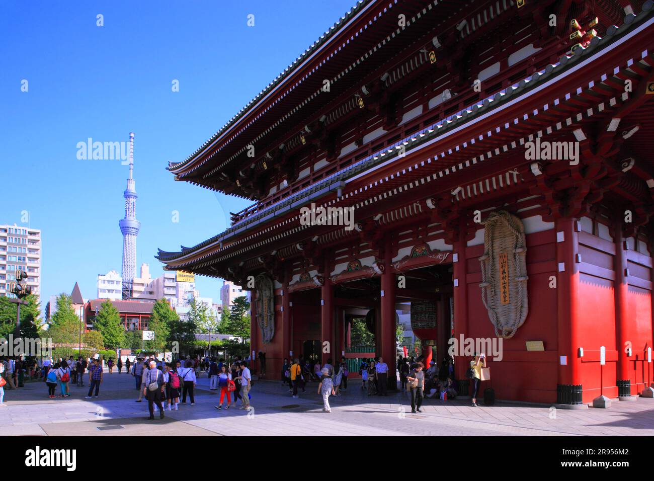 Hozomon Gate Temple Sensoji et Tokyo Sky Tree Banque D'Images