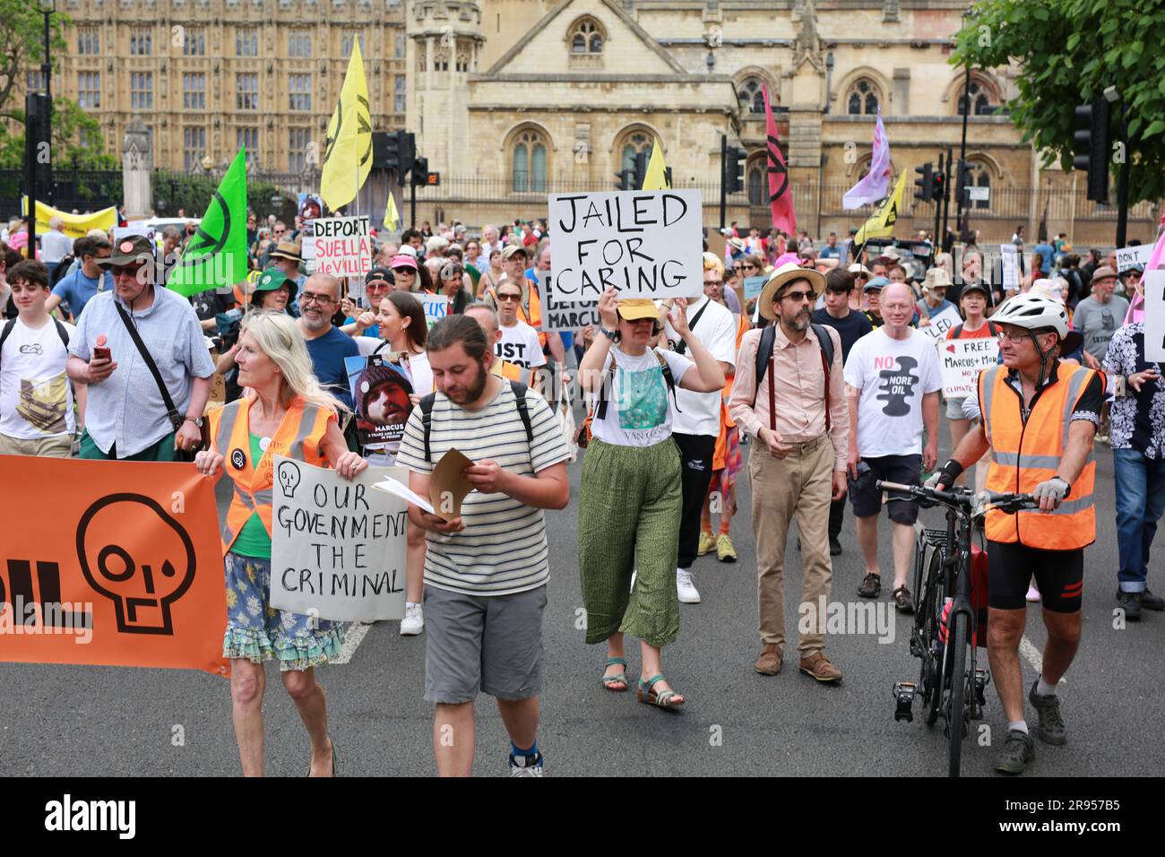 Londres, Royaume-Uni. 24 juin 2023. Il suffit d'arrêter pétrole et extinction rébellion mars 'ne pas déporter Marcus' contre la menace de déportation de Marcus Decker. En octobre dernier, Marcus a mis à l'échelle le pont Queen Elizabeth II avec Morgan Trowland, créant ainsi un débat public sur la poursuite des investissements du gouvernement dans le nouveau pétrole. À la suite de leur protestation, Marcus a été condamné à 2 ans et 7 mois de prison. Aujourd'hui, Marcus, citoyen allemand, est déportation. Marche de la place du Parlement au siège social. Credit: Waldemar Sikora/Alay Live News Banque D'Images