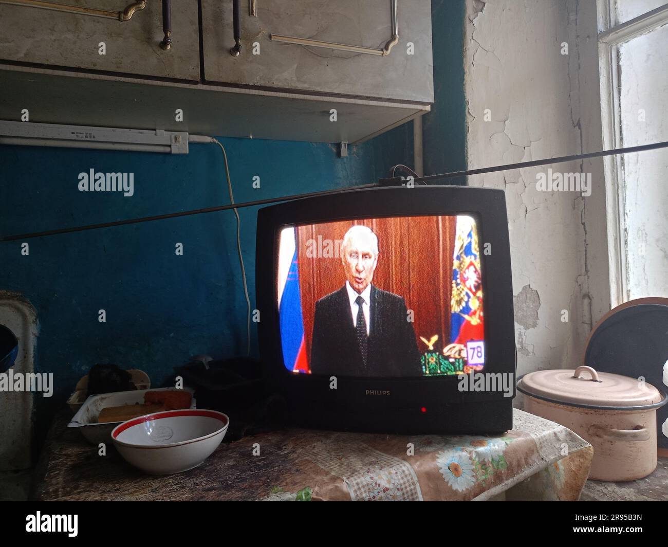 St. Petersbourg, Russie. 24th juin 2023. TV appel du Président de la Russie Vladimir Poutine aux citoyens de la Russie, au personnel des forces armées de la Fédération de Russie, aux forces de l'ordre dans le cadre de la situation avec PMC Wagner. Crédit : SOPA Images Limited/Alamy Live News Banque D'Images