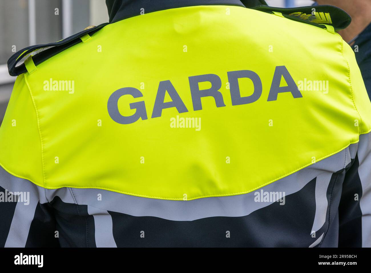 Membre d'un Garda Síochána en nouvel uniforme en patrouille à West Cork, en Irlande. Banque D'Images